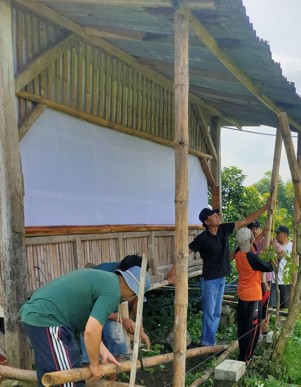 Kerja Bakti Guyub untuk Pembuatan Gudang Inventaris