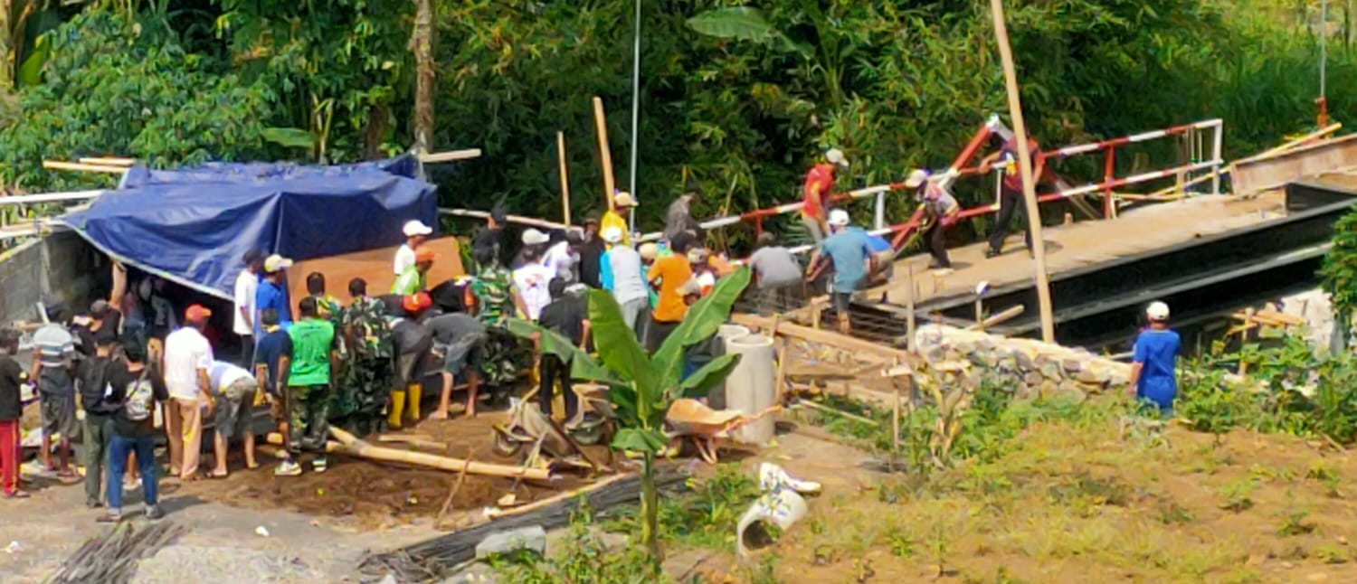 Gotong Royong Pembangunan Jembatan Perintis Garuda Libatkan Warga dan TNI